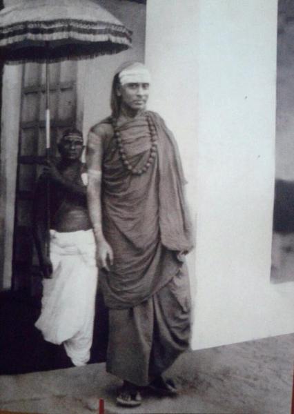 jagadguru chandrashekara bharati standing shaved smiling